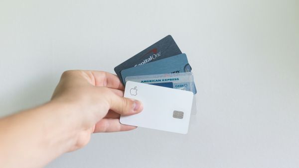 Top cartes adaptées aux interdits bancaires : options à considérer